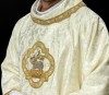 Dalmatyka liturgiczna ecru z Barankiem Bożym – detal 3