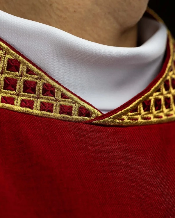 Czerwona dalmatyka liturgiczna ze złotym krzyżem – detal 4