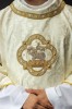 Dalmatyka liturgiczna ecru z Barankiem Bożym – detal 4