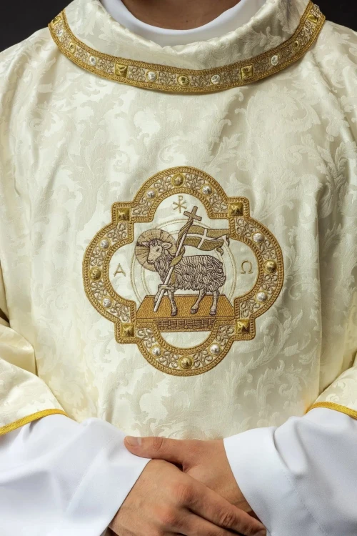 Dalmatyka liturgiczna ecru z Barankiem Bożym – detal 4
