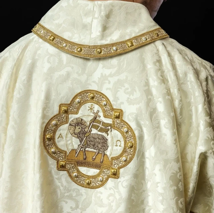 Dalmatyka liturgiczna ecru z Barankiem Bożym – detal 5