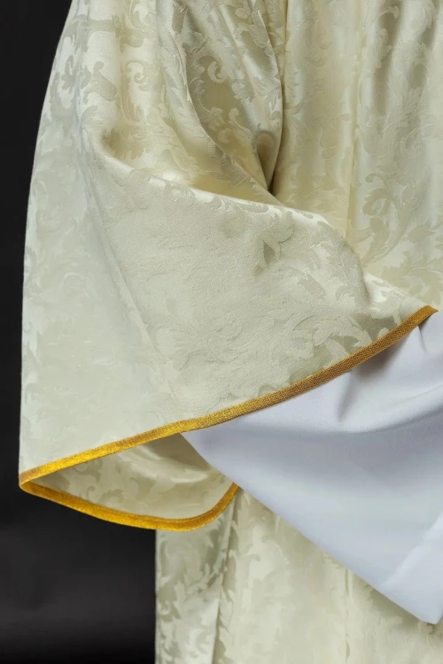 Dalmatyka liturgiczna ecru z Barankiem Bożym – detal 6