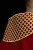 Czerwona dalmatyka liturgiczna ze złotym krzyżem – detal 6
