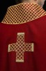 Czerwona dalmatyka liturgiczna ze złotym krzyżem – detal 7