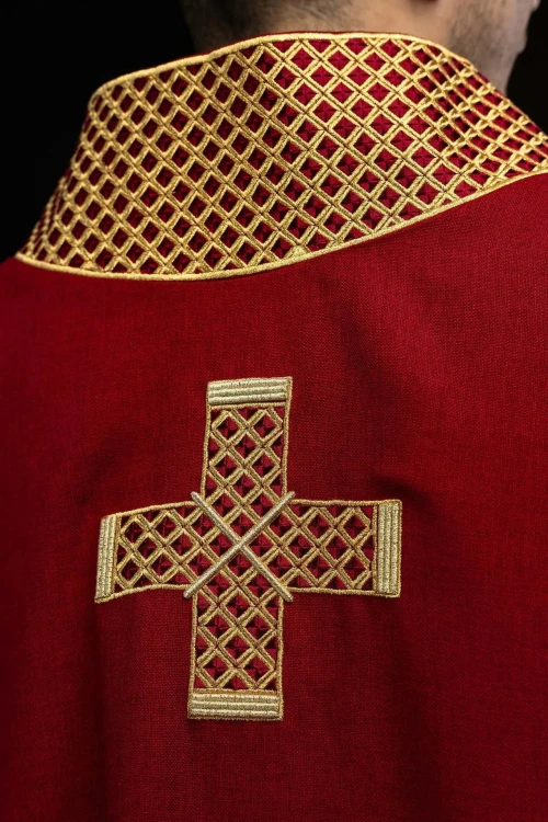 Czerwona dalmatyka liturgiczna ze złotym krzyżem – detal 7