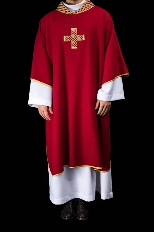 Czerwona dalmatyka liturgiczna ze złotym krzyżem – detal 9