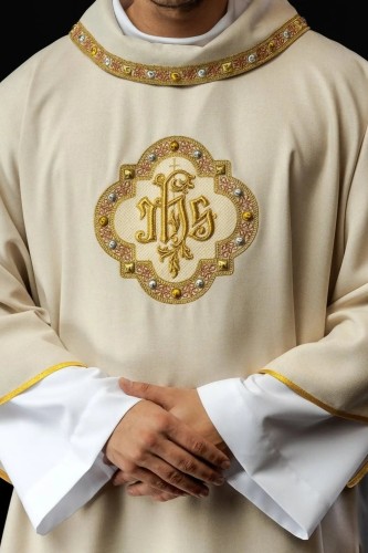 Dalmatyka liturgiczna ecru IHS z kołnierzem golfowym – widok całości