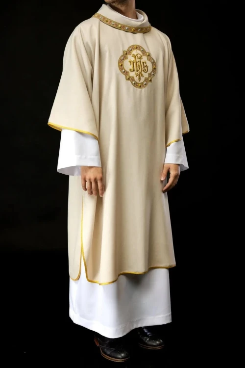 Dalmatyka liturgiczna ecru IHS z kołnierzem golfowym – widok z tyłu