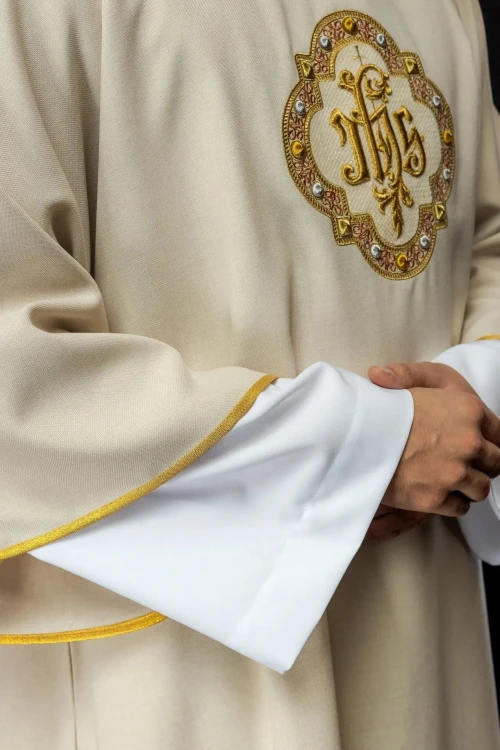 Dalmatyka liturgiczna ecru IHS z kołnierzem golfowym – detal 2
