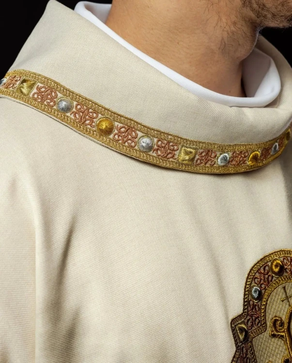 Dalmatyka liturgiczna ecru IHS z kołnierzem golfowym – detal 3