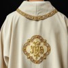 Dalmatyka liturgiczna ecru IHS z kołnierzem golfowym – detal 5