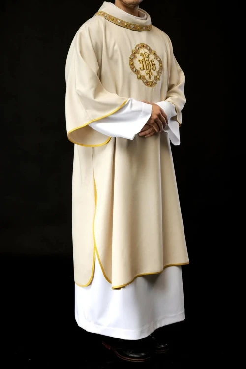 Dalmatyka liturgiczna ecru IHS z kołnierzem golfowym – detal 7