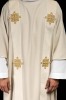 Dalmatyka liturgiczna ecru z haftowanym krzyżem – widok całości