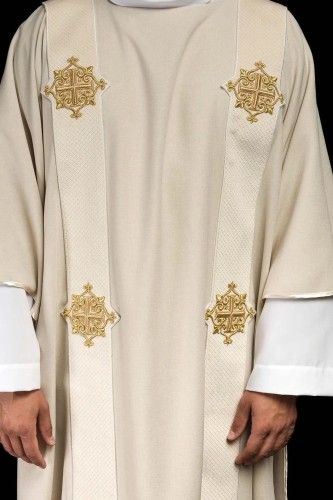 Dalmatyka liturgiczna ecru z haftowanym krzyżem – widok całości
