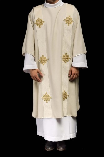 Dalmatyka liturgiczna ecru z haftowanym krzyżem – widok z tyłu