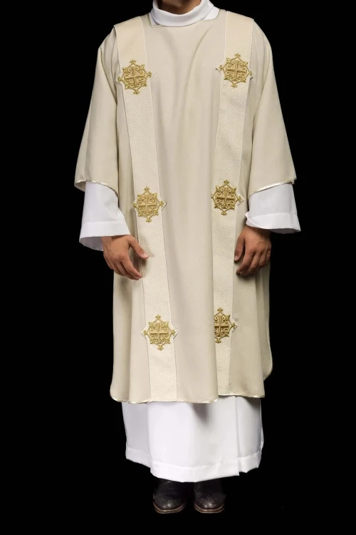 Dalmatyka liturgiczna ecru z haftowanym krzyżem – widok z tyłu