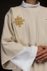 Dalmatyka liturgiczna ecru z haftowanym krzyżem – detal 1