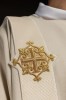 Dalmatyka liturgiczna ecru z haftowanym krzyżem – detal 2