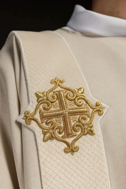 Dalmatyka liturgiczna ecru z haftowanym krzyżem – detal 2