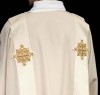 Dalmatyka liturgiczna ecru z haftowanym krzyżem – detal 3
