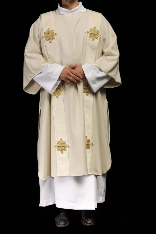 Dalmatyka liturgiczna ecru z haftowanym krzyżem – detal 5