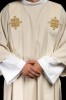 Dalmatyka liturgiczna ecru z haftowanym krzyżem – detal 6