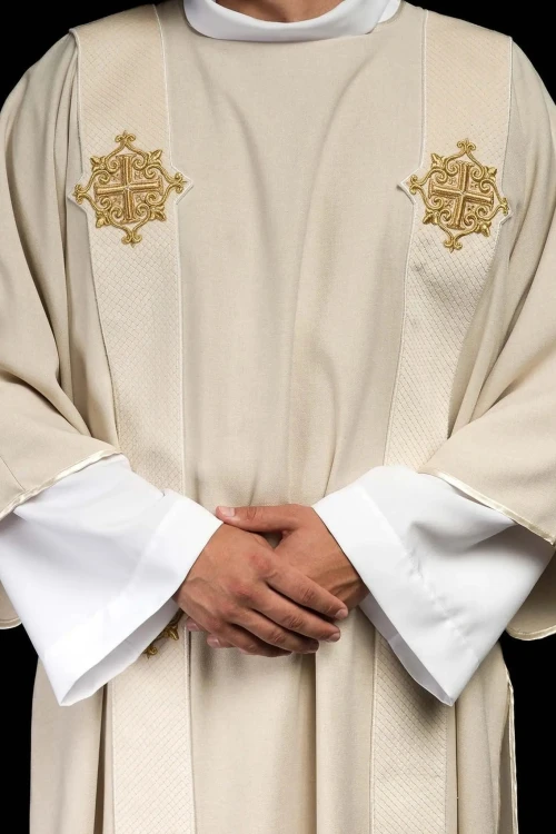 Dalmatyka liturgiczna ecru z haftowanym krzyżem – detal 6