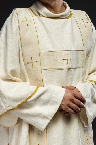 Dalmatyka ecru ze złotymi krzyżami i aksamitnymi pasami – widok całości