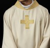Dalmatyka liturgiczna ecru ze złotymi krzyżami – widok całości