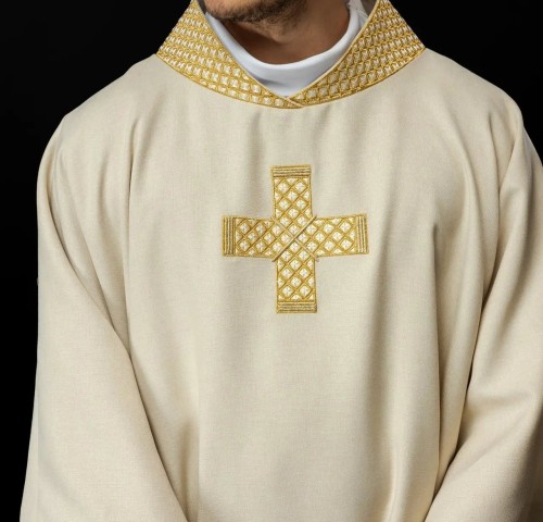 Dalmatyka liturgiczna ecru ze złotymi krzyżami – widok całości