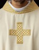 Dalmatyka liturgiczna ecru ze złotymi krzyżami – detal 1