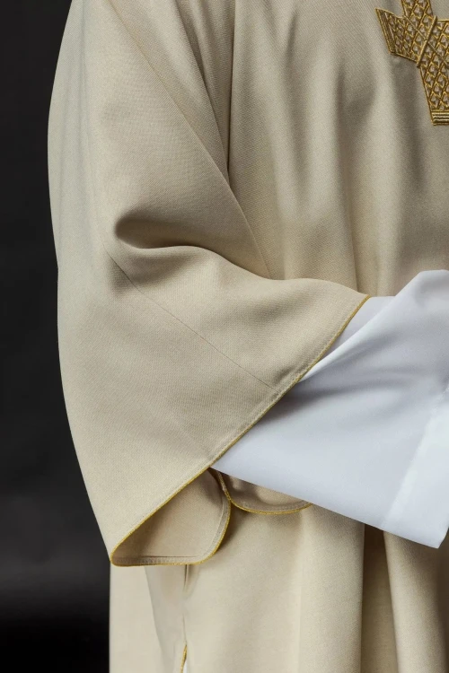 Dalmatyka liturgiczna ecru ze złotymi krzyżami – detal 2