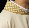 Dalmatyka liturgiczna ecru ze złotymi krzyżami – detal 3
