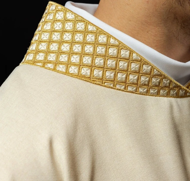 Dalmatyka liturgiczna ecru ze złotymi krzyżami – detal 3