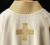 Dalmatyka liturgiczna ecru ze złotymi krzyżami – detal 4