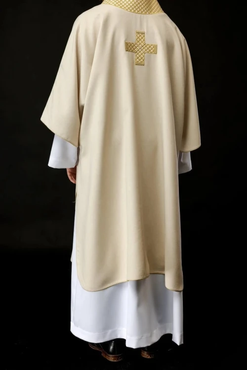 Dalmatyka liturgiczna ecru ze złotymi krzyżami – detal 5