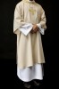 Dalmatyka liturgiczna ecru ze złotymi krzyżami – detal 6