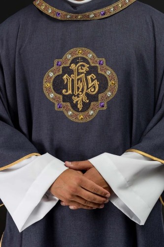 Fioletowa dalmatyka liturgiczna IHS z kołnierzem golfowym – widok całości