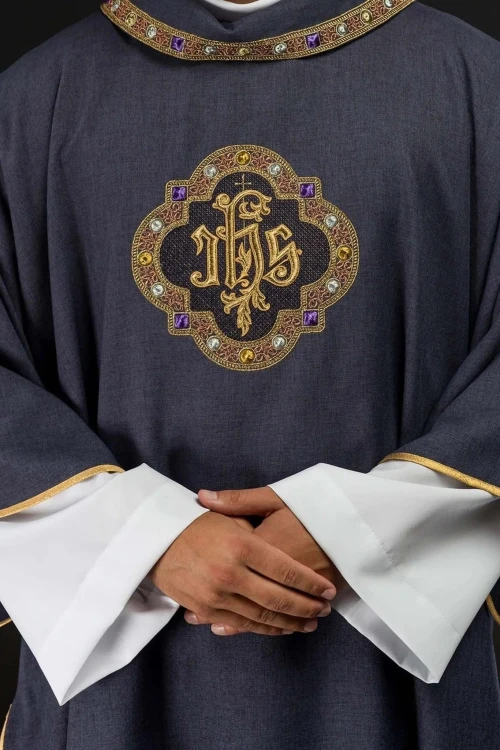 Fioletowa dalmatyka liturgiczna IHS z kołnierzem golfowym – widok całości