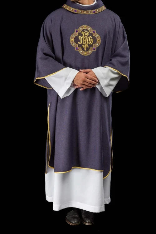 Fioletowa dalmatyka liturgiczna IHS z kołnierzem golfowym – widok z tyłu