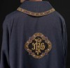 Fioletowa dalmatyka liturgiczna IHS z kołnierzem golfowym – detal 2