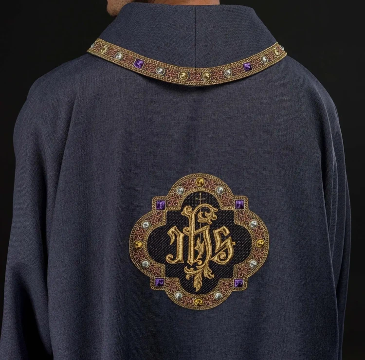 Fioletowa dalmatyka liturgiczna IHS z kołnierzem golfowym – detal 2