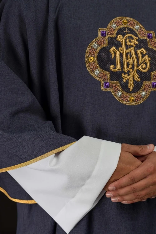 Fioletowa dalmatyka liturgiczna IHS z kołnierzem golfowym – detal 3
