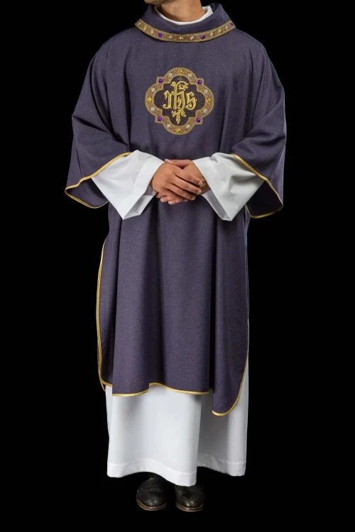 Fioletowa dalmatyka liturgiczna IHS z kołnierzem golfowym – detal 7