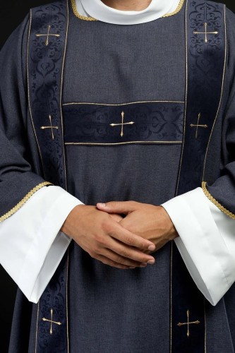 Fioletowa dalmatyka aksamitna ze złotymi krzyżami – widok całości