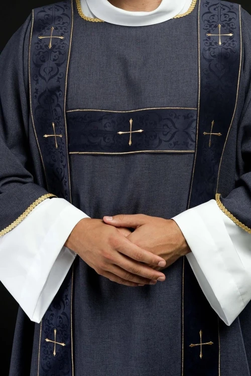 Fioletowa dalmatyka aksamitna ze złotymi krzyżami – widok całości
