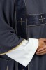 Fioletowa dalmatyka aksamitna ze złotymi krzyżami – detal 2