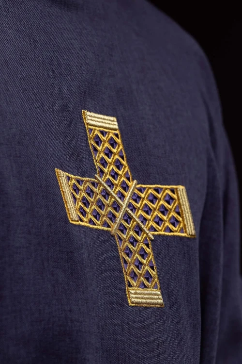 Fioletowa dalmatyka ze złotymi krzyżami i kołnierzem – detal 4