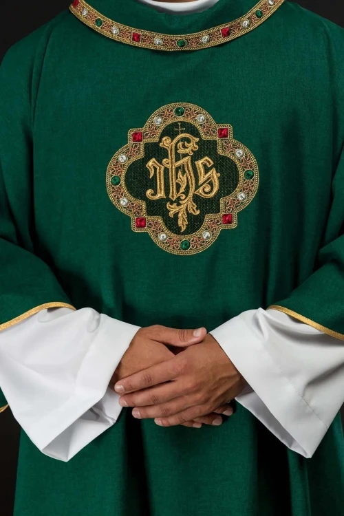 Zielona dalmatyka liturgiczna IHS z kołnierzem golfowym – widok całości