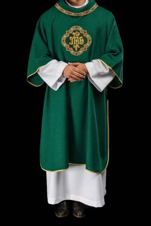Zielona dalmatyka liturgiczna IHS z kołnierzem golfowym – widok z tyłu